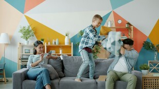 Erziehungsberatung und Familienberatung – Familie zuhause auf dem Sofa